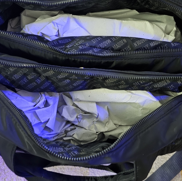 NEW Steve Madden Black and Gold Travel Bag. Never Used - Picture 6 of 6